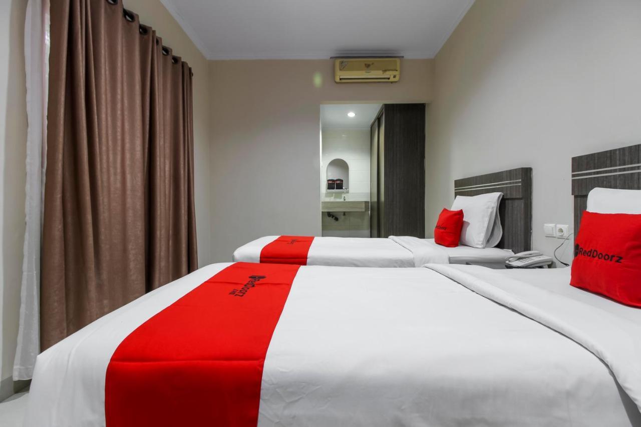 Reddoorz Plus Syariah @ Jalan Sriwijaya Медан Экстерьер фото