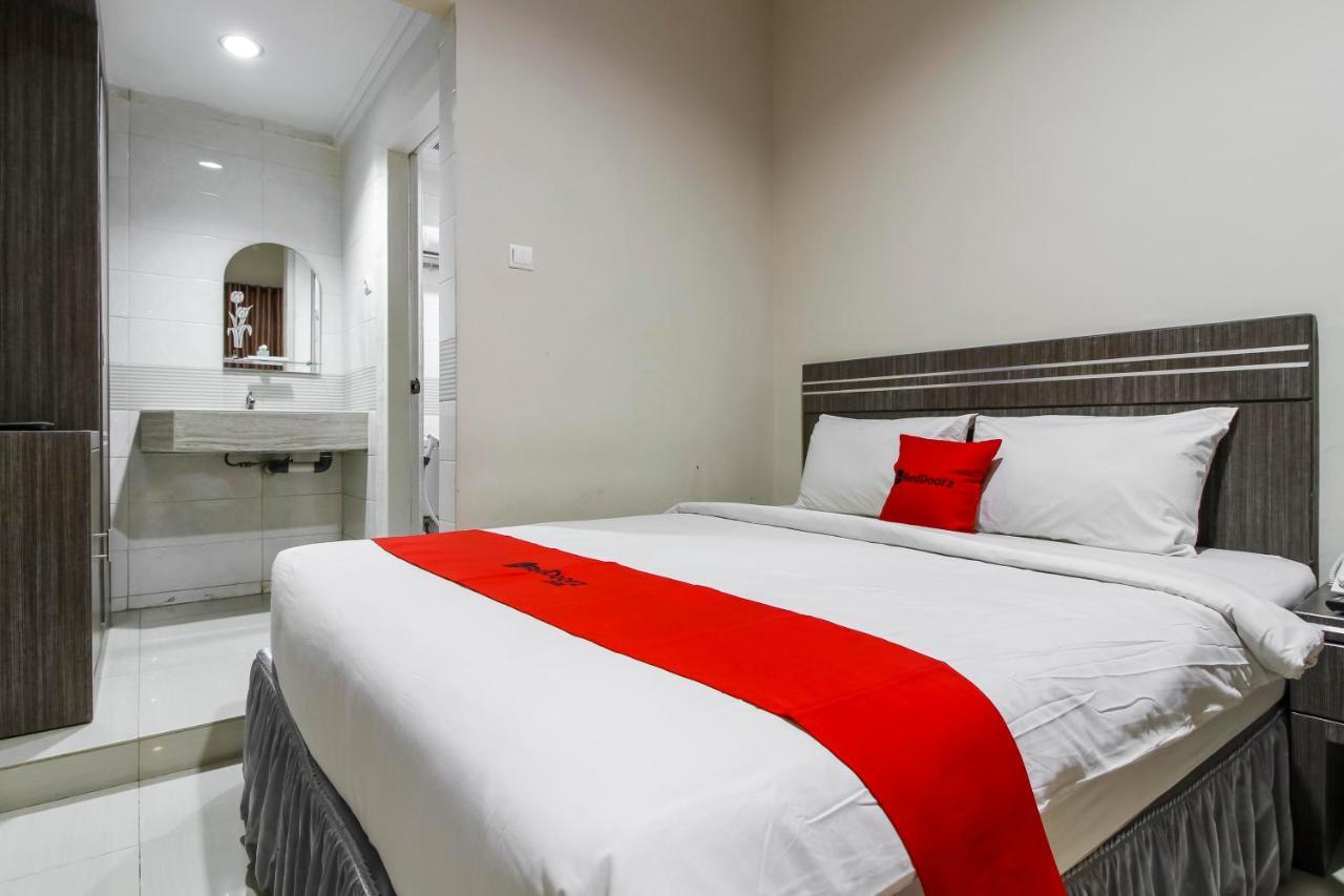 Reddoorz Plus Syariah @ Jalan Sriwijaya Медан Экстерьер фото